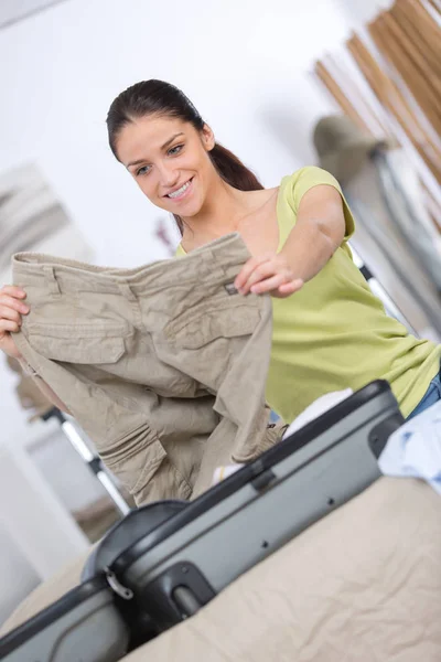 Mulher embalando uma bagagem para uma nova viagem — Fotografia de Stock