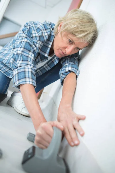 Female carpet fitter and carpet — Stock Photo, Image