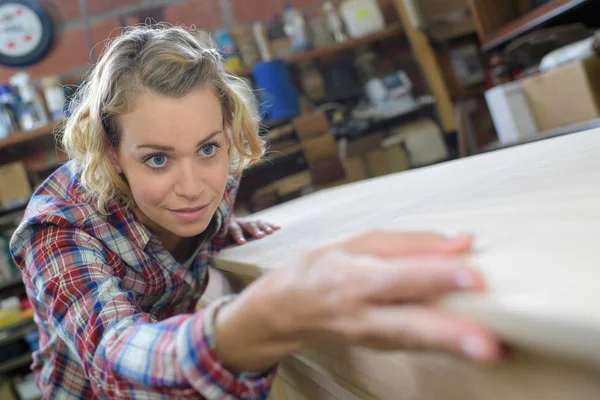 Bela mulher carpinteiro trabalhando em sua oficina — Fotografia de Stock