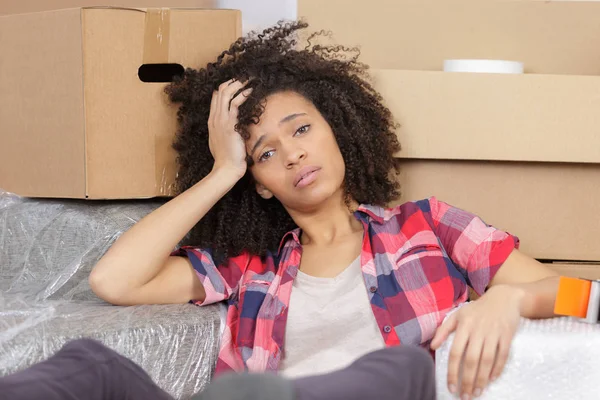 Bella ragazza in tuta ha uno stress con lo spostamento — Foto Stock