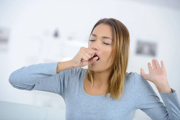 Girl yawns and stretches — Stock Photo, Image