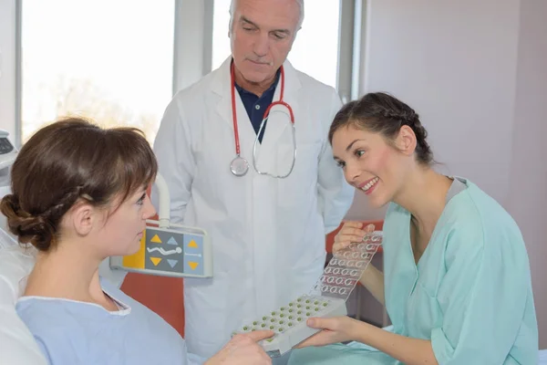 Médico sorrindo mostrando os resultados para um cliente — Fotografia de Stock