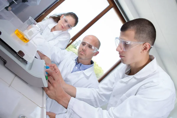 Junge kaukasische Wissenschaftler untersuchen eine molekulare Struktur in einem Labor — Stockfoto
