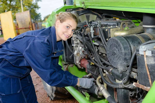 Meccanico femminile che fissa il motore di un'auto all'aperto — Foto Stock