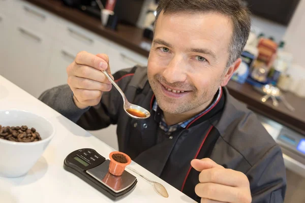 Kaffeeverkostung mit Baristas, die das Aroma vieler Tassen riechen — Stockfoto