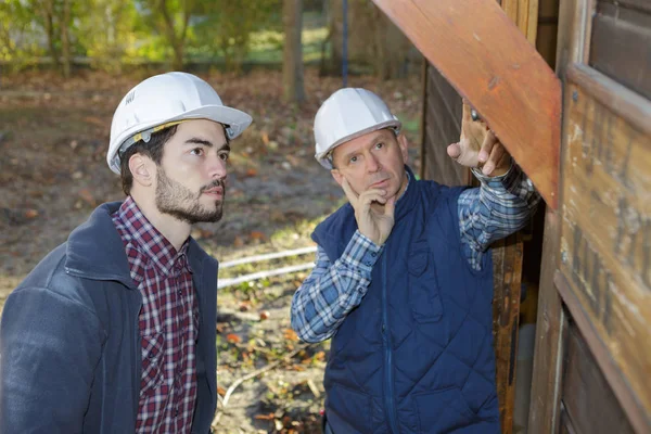 Zwei Arbeiter auf einer Baustelle — Stockfoto