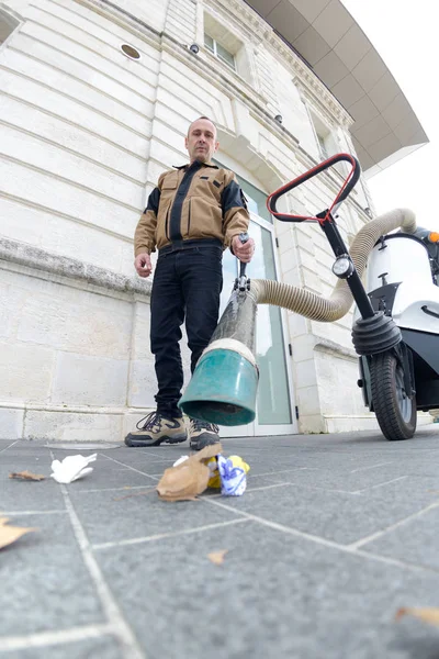 युटिलिटी सर्व्हिस कंपनी माणूस कामगार रस्त्यावर स्वच्छता — स्टॉक फोटो, इमेज