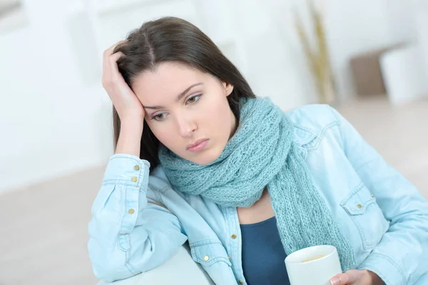 Verveeld jonge vrouw met koffiekopje — Stockfoto