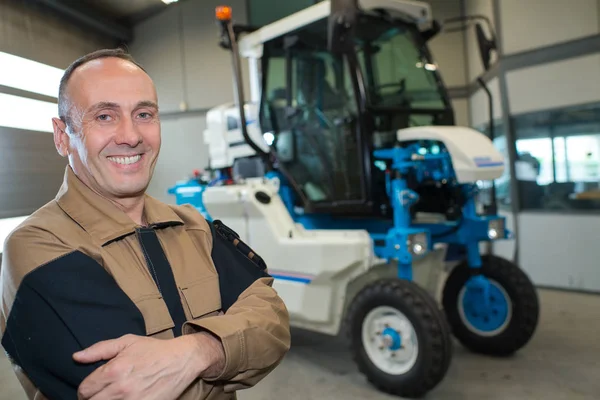 Mechaniker-Porträt, Weinberg-Fahrzeug im Hintergrund — Stockfoto