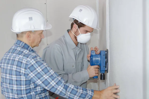 Lehrer hilft Schülern bei der Ausbildung zum Baumeister — Stockfoto