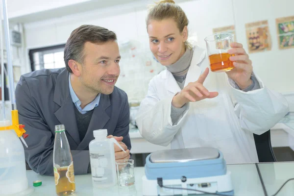 Equipo de científicos en un laboratorio que trabaja en pruebas químicas —  Fotos de Stock