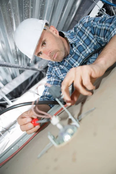 Klempner arbeitet auf Dach — Stockfoto