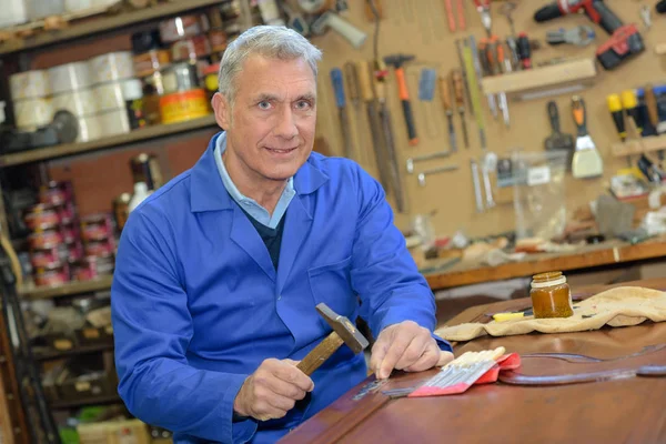 Senior carpenter working with a hammer in the workshop — Stock Photo, Image