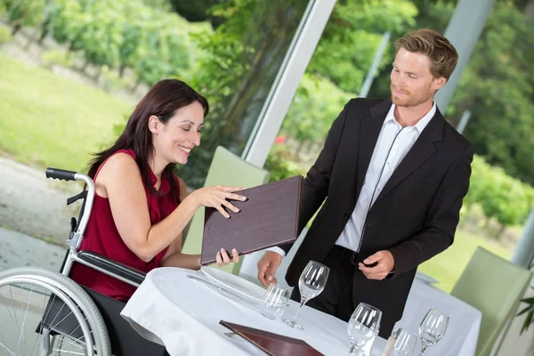 휠체어 사용자는 레스토랑에서 식사 — 스톡 사진
