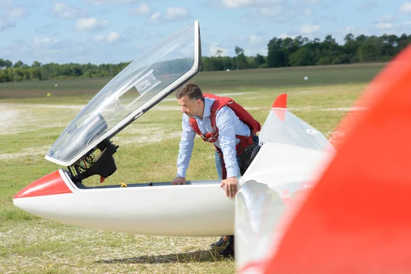 Pilot bereit, in Kabine von Kleinflugzeugen zu sitzen — Stockfoto