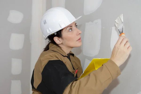 Woman plastering wall and woman — Stock Photo, Image