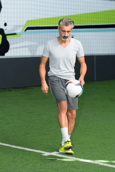 Jugador de fútbol de mediana edad — Foto de Stock