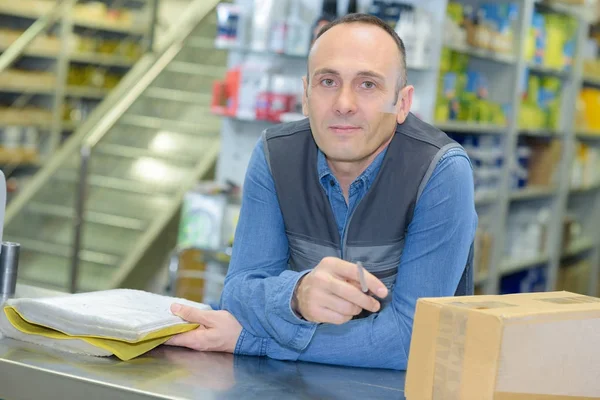 Hombre en almacén de inventario — Foto de Stock