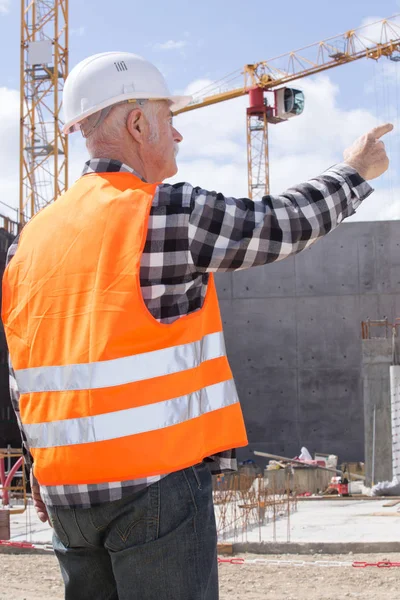 Yön veren üst düzey inşaat işçisi — Stok fotoğraf