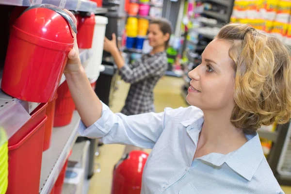 Customer buying a safe deposit box at a hardware store — Stock Photo, Image