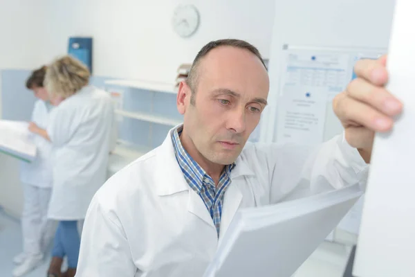 De dokter die denkt — Stockfoto