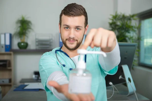 Médico segurando dispensador bomba de lavagem manual antibacteriana — Fotografia de Stock