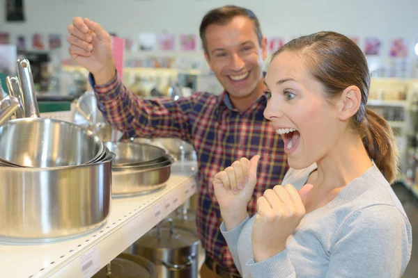 Mann überrascht Ehefrau im Geschäft — Stockfoto