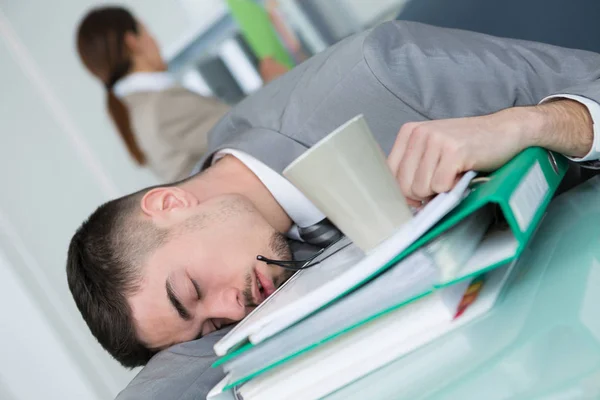 Zmęczony działalności człowieka spanie na biurko — Zdjęcie stockowe