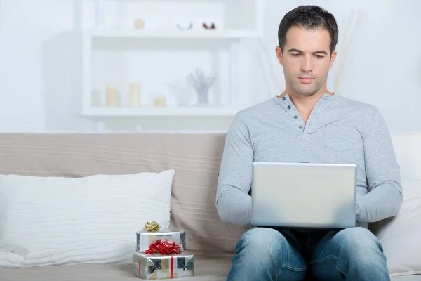 Homem escrevendo um e-mail de agradecimento presente — Fotografia de Stock