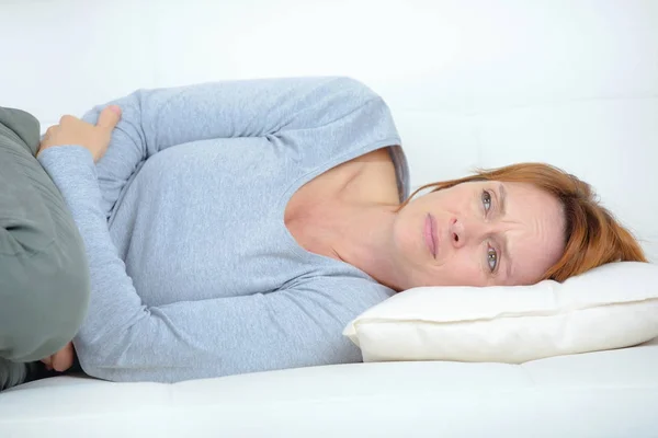 Mujer cansada sintiendo dolor — Foto de Stock