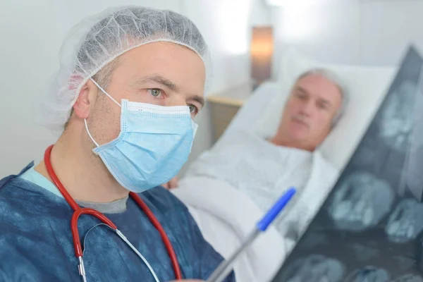 Хирург смотрит на рентген — стоковое фото