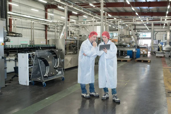 Scientists in the factory — Stock Photo, Image