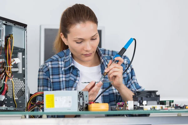 Τεχνικός νεαρό θηλυκό pc τον καθορισμό ενός υπολογιστή — Φωτογραφία Αρχείου