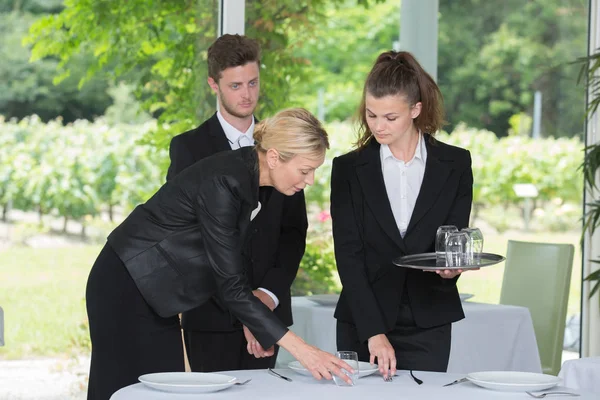 The table in restaurant being set up par manager — Stock Photo, Image