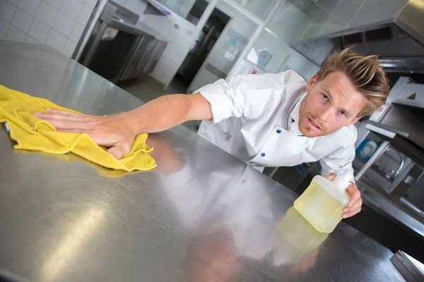 Tisztítás konyha spray és rongy ember — Stock Fotó