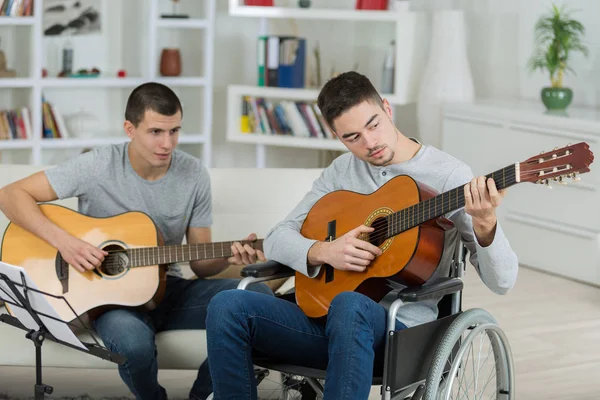 Guitariste handicapé et ami — Photo