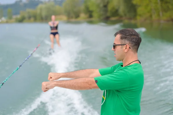 Menina de esqui aquático escuta as instruções do treinador — Fotografia de Stock