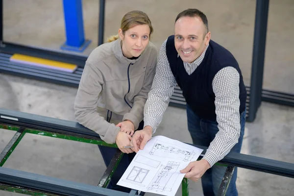 Vertikal syn på handledare i en fabrik — Stockfoto