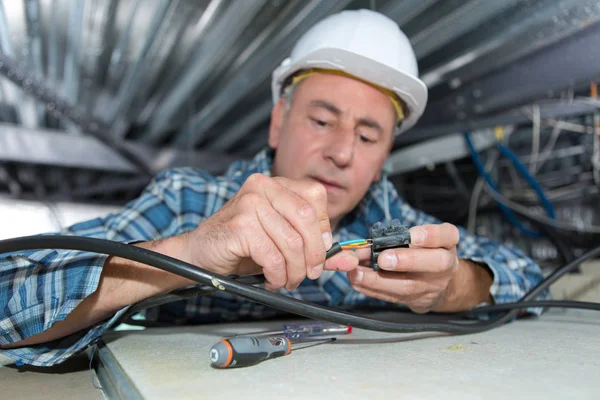 Electricista trabajador instalando lámpara fluorescente de techo —  Fotos de Stock