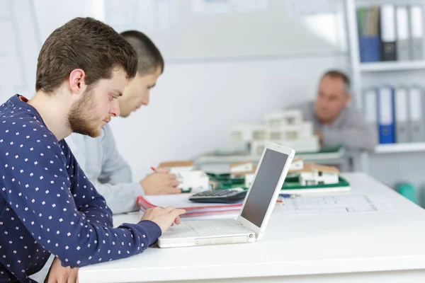 Groep studenten bezig met bouwproject — Stockfoto