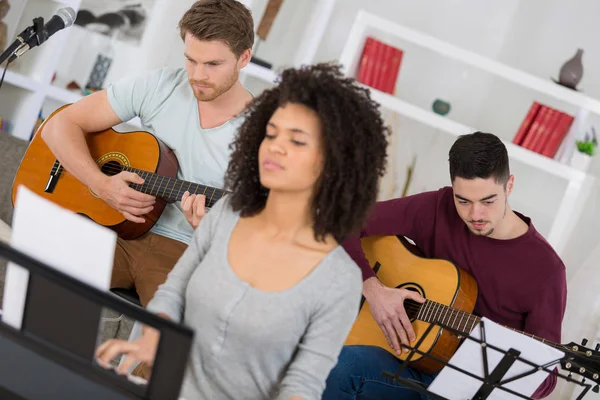 Группа молодых друзей, играющих на гитаре — стоковое фото