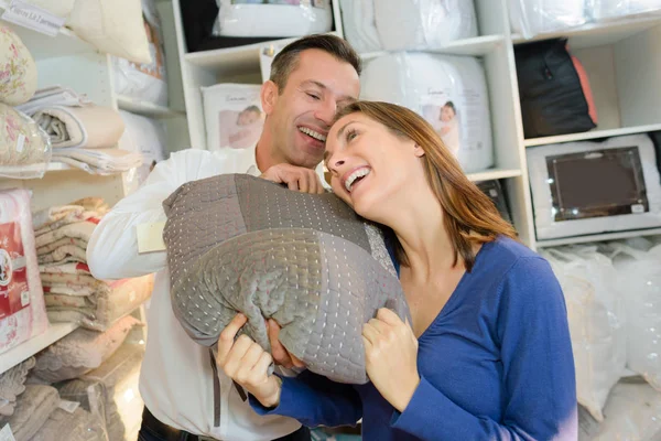 Casal jovem compras em uma loja — Fotografia de Stock