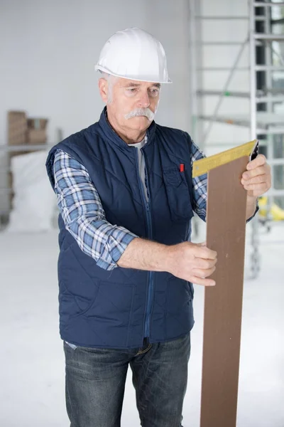 Contratista maduro trabajando y casco — Foto de Stock