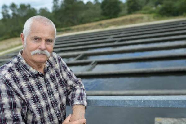 Starszy inżynier w stojący na stację uzdatniania wody — Zdjęcie stockowe
