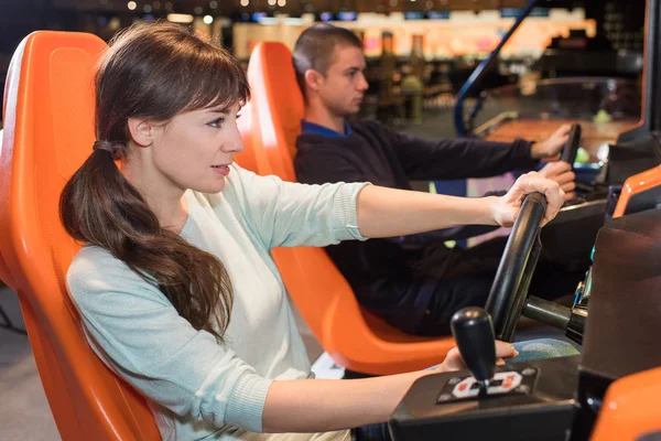 Kvinna spela videospel på fritids salong — Stockfoto