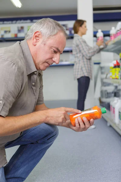 Hombre compra polvo de lavado — Foto de Stock