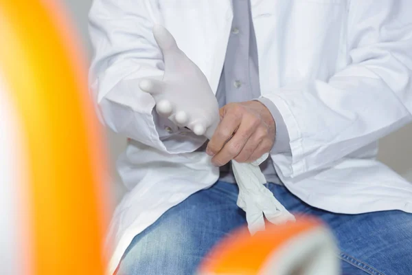 Médico vestindo luvas de proteção — Fotografia de Stock