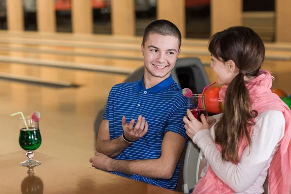Casal no salão de bowling — Fotografia de Stock