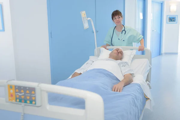 Bett und Patient im Krankenhaus mit Schwester — Stockfoto