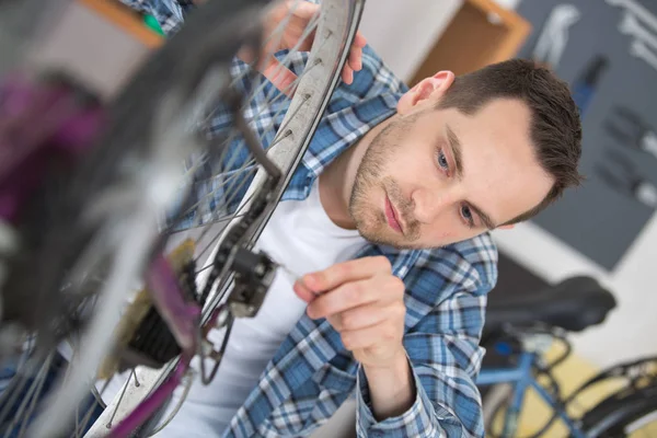 Joven hombre reparación de bicicleta — Foto de Stock